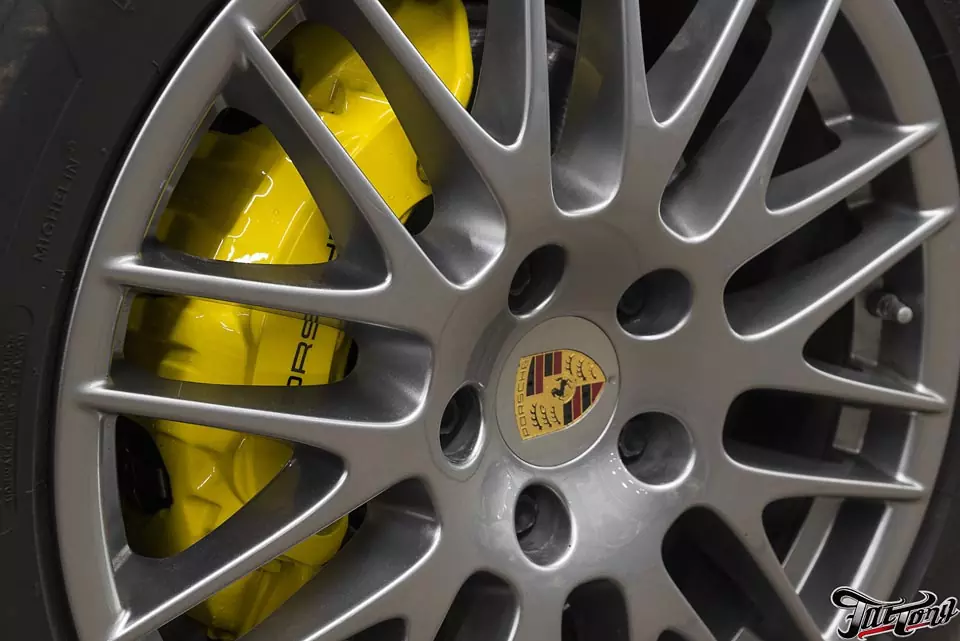 Porsche Cayenne. Окрас суппортов в желтый цвет с нанесением надписей.